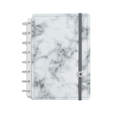 Caderno com capa de padrão mármore cinzento e branco com elástico cinzento.