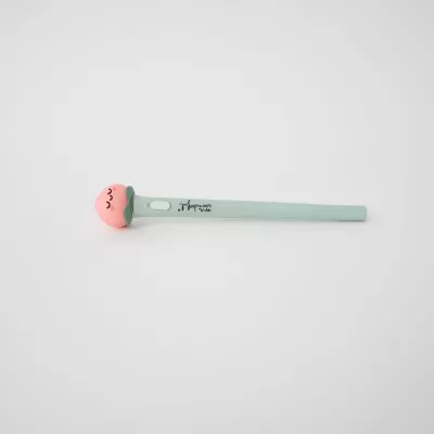 Caneta verde-água com borracha rosa em forma de rosto sorridente e texto 