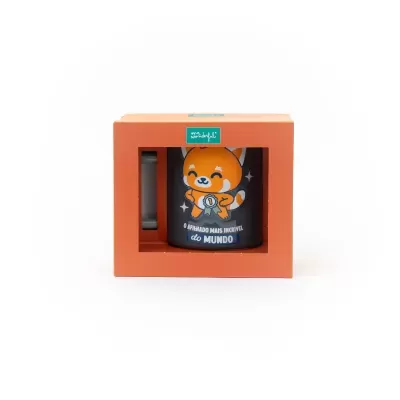 Caneca preta com ilustração de panda e texto em caixa laranja