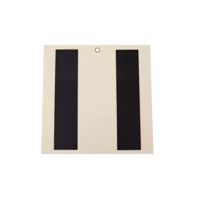 Superfície branca quadrada com duas tiras pretas e orifício metálico no topo