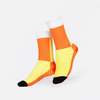Meias coloridas laranja, amarelo, branco e preto com padrão listrado
