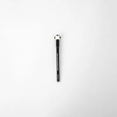 Lápis preto com topo em forma de panda sobre fundo branco