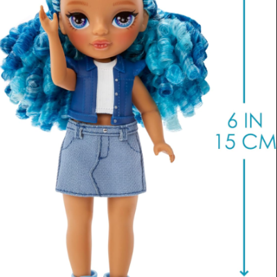 Boneca com cabelo azul cacheado, roupa casual azul e branca, mede 15 cm