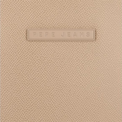 Superfície bege texturizada com etiqueta PEPE JEANS em relevo