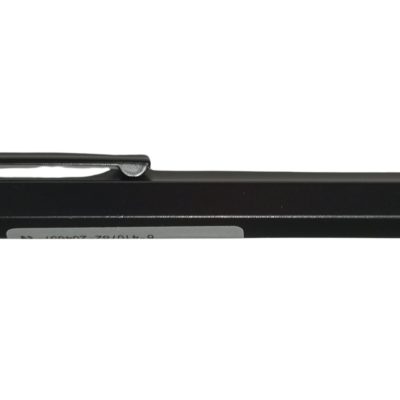 Caneta esferográfica preta com clip e corpo hexagonal