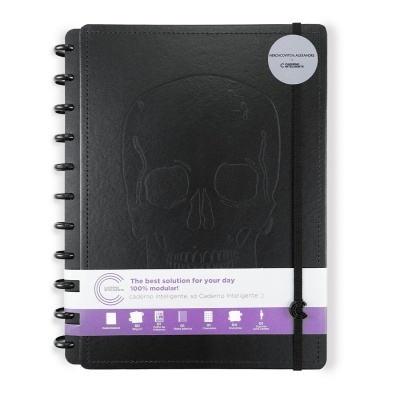 Caderno preto com desenho de caveira em relevo e elástico de fecho