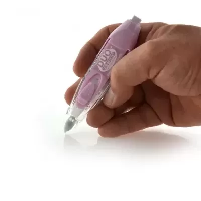 Borracha corretora de fita dupla lilás e transparente na mão