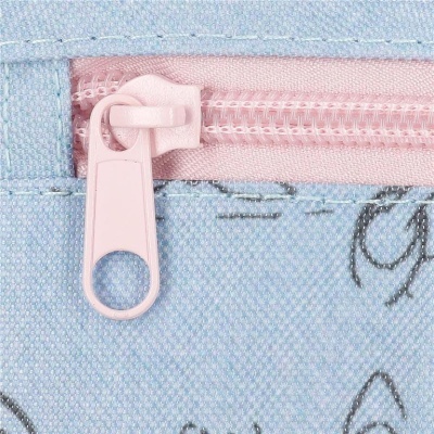 Fecho éclair rosa e tecido azul claro com padrões pretos