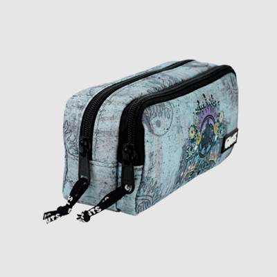 Necessaire retangular cinzenta com padrão gráfico e dois fechos de correr pretos