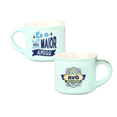 Duas canecas de cerâmica branca com textos azuis e amarelos
