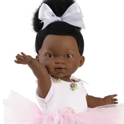 Boneca bebé com vestido branco e saia rosa com laço branco no cabelo