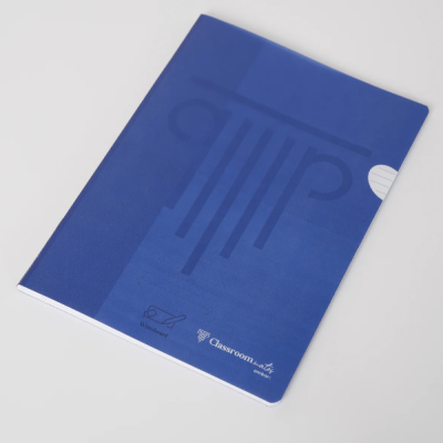 Caderno de capa azul com padrão gráfico e textos Notebook e Classroom note