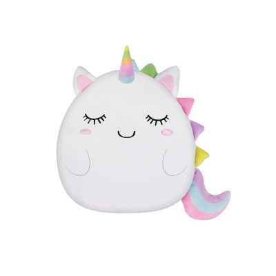 Almofada branca em forma de unicórnio com chifres e detalhes coloridos