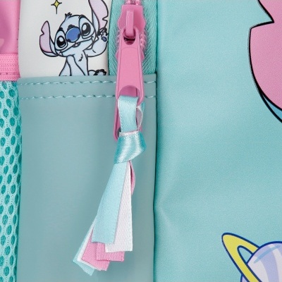 Mochila ou estojo azul claro com fecho rosa, fita decorativa e imagem do Stitch.