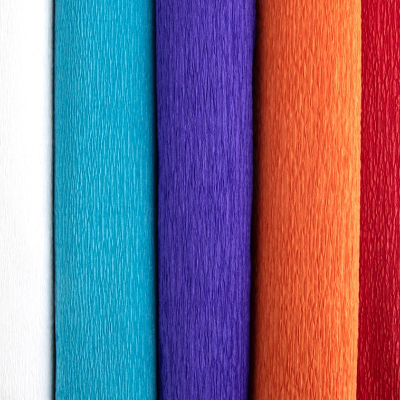 Seis rolos coloridos de papel crepom com textura visível