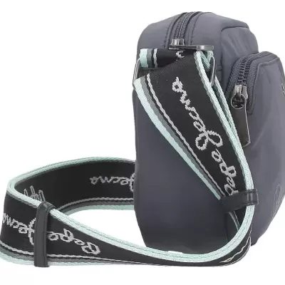 Bolsa cinza com dois fechos e alça preta larga com texto branco