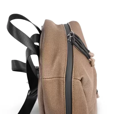 Mochila castanha de tecido com fecho preto e alças pretas