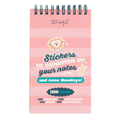 Bloco de notas cor-de-rosa com letras e desenhos em várias cores e espiral metálica preta no topo