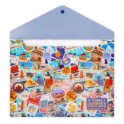 Envelope plástico transparente com autocolantes de destinos turísticos e aba azul.