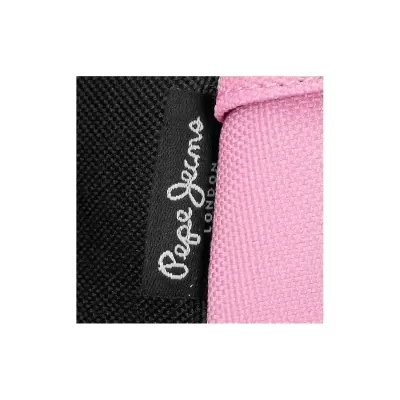 Etiqueta Pepe Jeans em tecido preto e rosa.