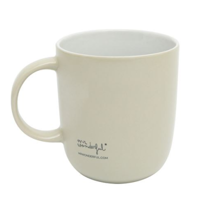 Caneca de cerâmica bege clara com texto mr wonderful