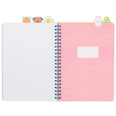 Caderno espiral rosa com abas coloridas em forma de animais e flores