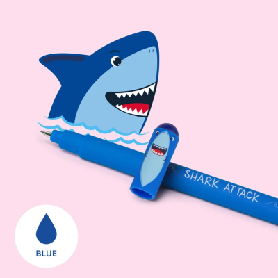 Caneta azul com decoração de tubarão e texto 'SHARK ATTACK'