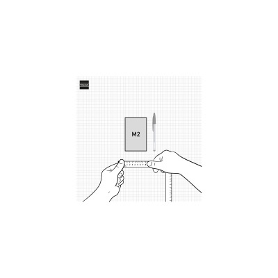 Mãos medindo etiqueta M2 com régua e fita métrica sobre fundo quadriculado