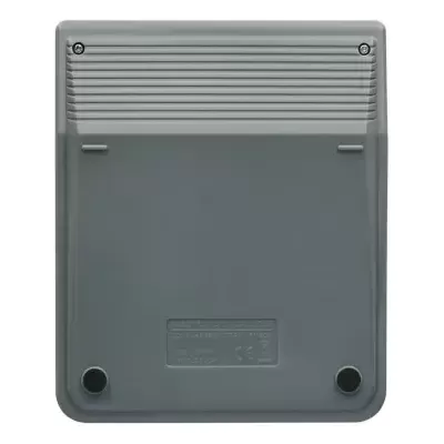 Parte traseira de aparelho eletrónico cinzento com borrachas pretas e selo de certificação