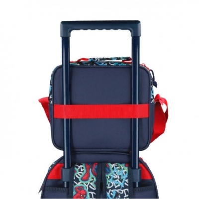 Mala pequena azul com padrão Spider-Man presa a mala grande