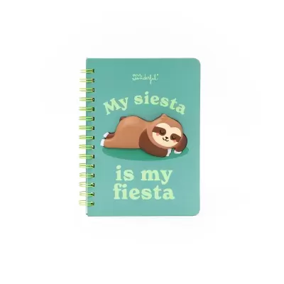 Caderno verde com bicho-preguiça em relevo e texto em amarelo.