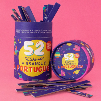 tubo roxo com 52 desafios à grande e à portuguesa, com palitos coloridos dentro e fora, sobre fundo rosa