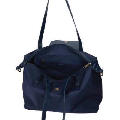 Mala de ombro azul escura com alças em couro aberta