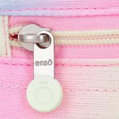 Fecho de correr metálico com puxador branco em tecido listrado rosa, bege e lilás com inscrição ensō.