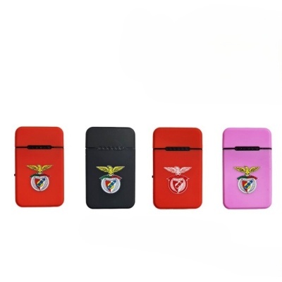 Quatro isqueiros retangulares com brasões coloridos em diferentes cores