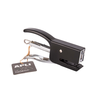 Agrafador preto com detalhes cromados e etiqueta APLI UP NORTH