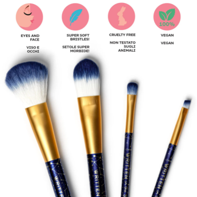 Conjunto de quatro pincéis de maquilhagem azul escuro com padrão dourado e metal dourado