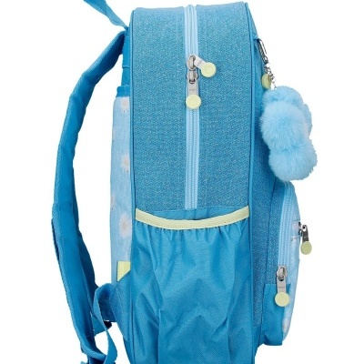 Mochila azul com bolsos, zíperes e pendente peludo azul