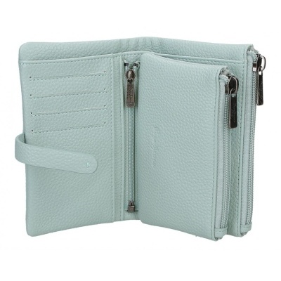 Carteira feminina azul clara em pele texturizada aberta com múltiplos compartimentos