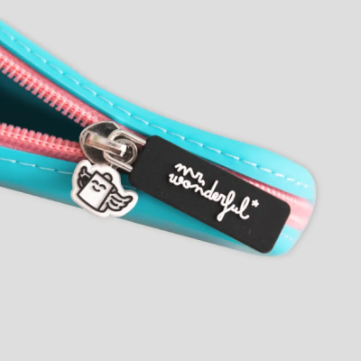 Fecho de estojo azul com fecho rosa e etiqueta mr. wonderful