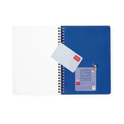Caderno espiral azul com etiqueta e cartão branco sobre ele