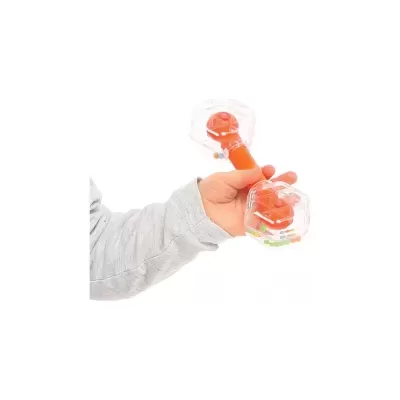 Criança segurando brinquedo halteres colorido com peças interiores