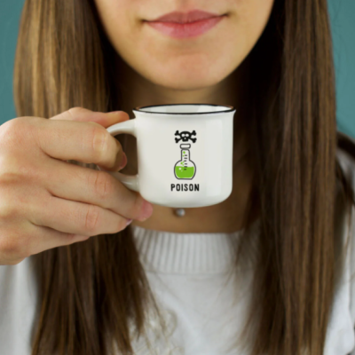 Caneca branca pequena com desenho de frasco e texto POISON