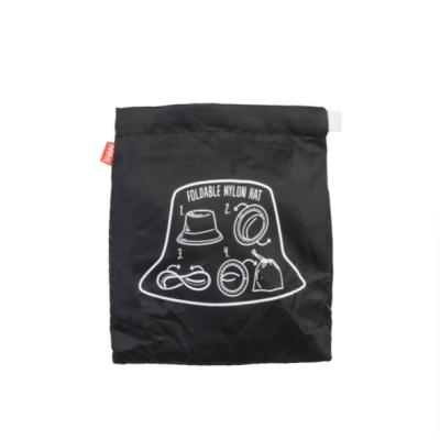 Bolsa de nylon preta com instruções de chapéu dobrável impressas em branco