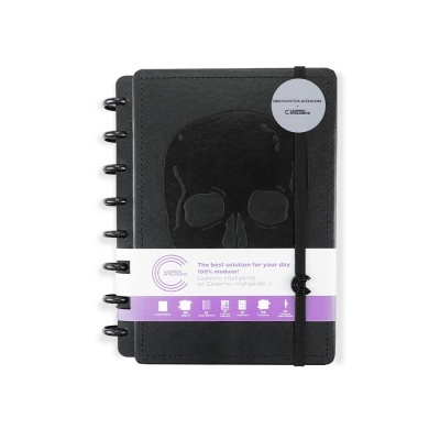 Caderno preto com capa imitação de pele, estampa de caveira em relevo e faixa branca e roxa com texto e ícones