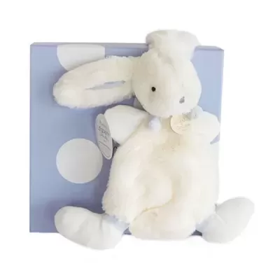 Pelúcia branca de coelho com caixa azul de bolinhas