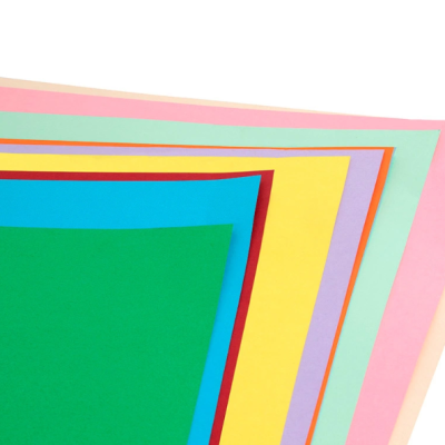 Folhas de papel colorido empilhadas em várias cores sobre fundo branco