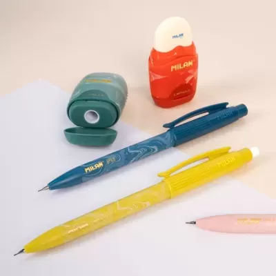 Esferográficas azul, amarela e rosa e duas borrachas cinza e vermelha da marca MILAN.