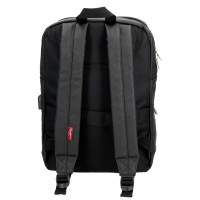 Mochila preta vista de costas com alças almofadadas e etiqueta vermelha.