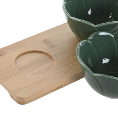 Tabuleiro de madeira com taças verdes em forma de flor